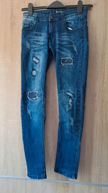 Jeans effet délavé déchiré