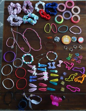 Gros lot 1 de 82 bijoux et accessoires pour Fille