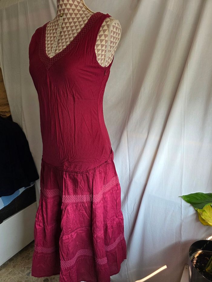 Robe,rose/bordeaux, en excellent état, en coton,encolure et partie basse en crochet, largeur d'épaule 33cm, largeur sous bras 44cm, longueur 118cm,marque Bleu Bonheur =8€Robe,rose/bordeaux, en excellent état, en coton,encolure et partie bas - photo numéro 2