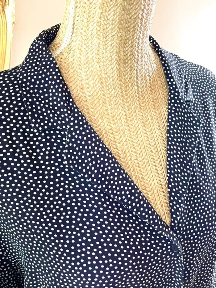 Sublime chemise manche longue à boutonnage et col noir et blanc style plumetis à pois - photo numéro 17
