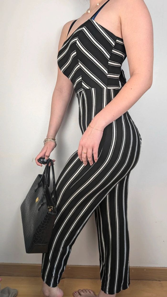Combinaison à bretelles moulante rayée noire et blanche dos nu - photo numéro 2