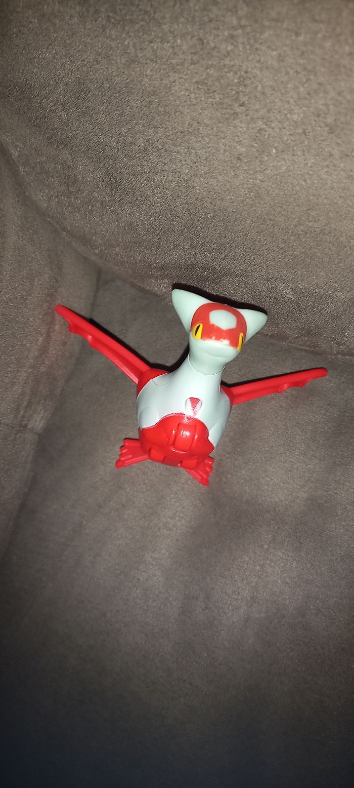 Figurine pokémon latias