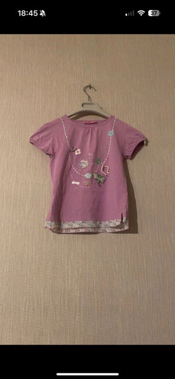 T-shirt violet avec fleurs