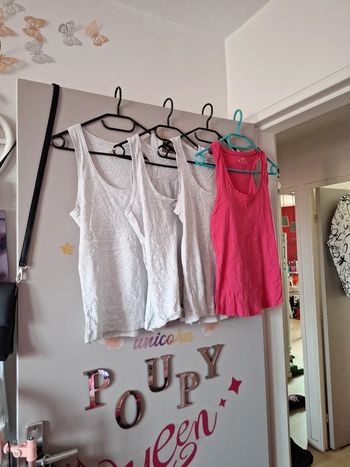 Lot de 4 débardeurs très bon état