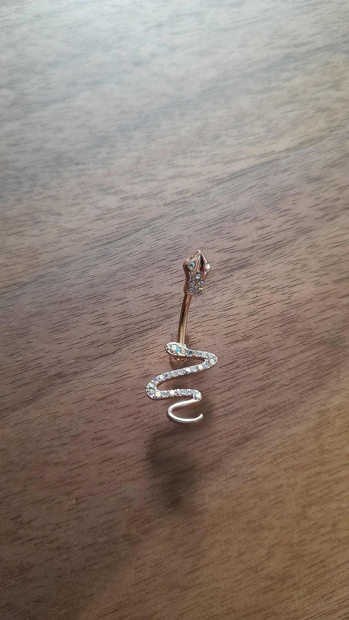 Piercing nombril doré rose – Serpent scintillant