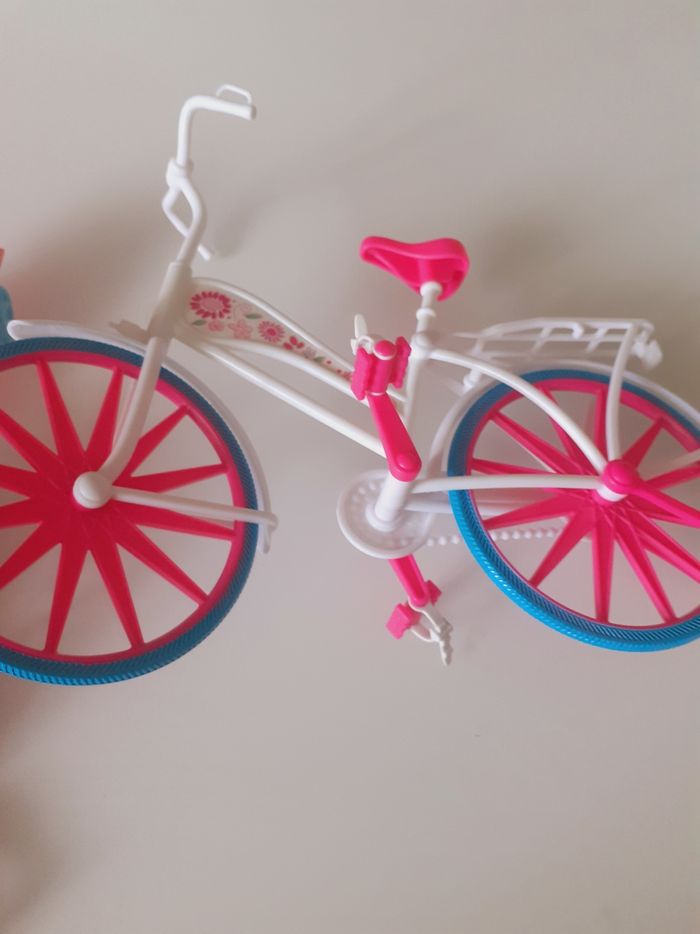 Barbie en compagnie avec son vélo - photo numéro 7