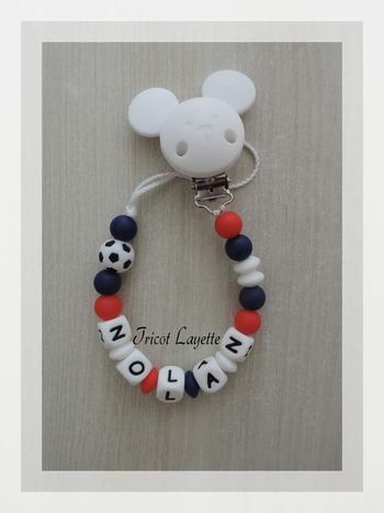 Attache tétine foot