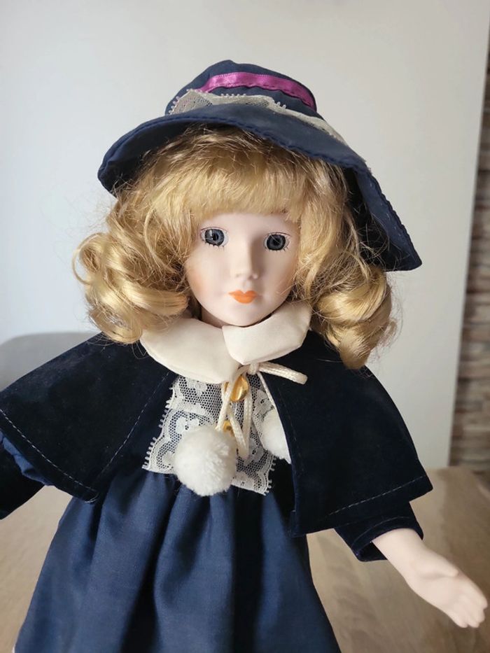 Poupée en porcelaine - photo numéro 2