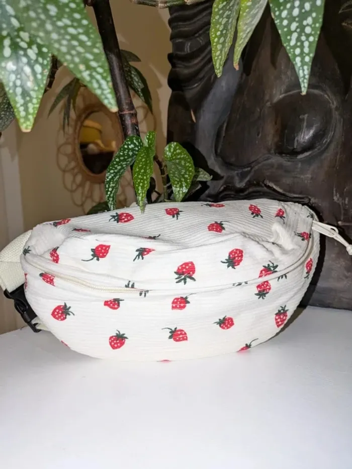 🎒 Banane en velours brodée fraises - photo numéro 3
