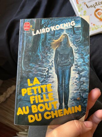 La petite fille au bout du chemin