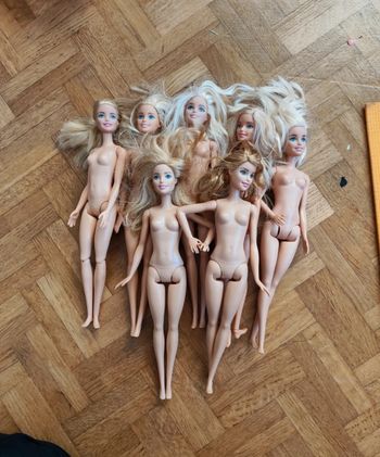 7 Barbies Mattel