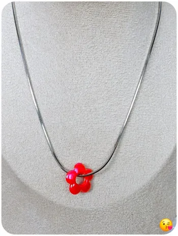Collier argenté avec fleur rouge en résine – Bijou pop tendance