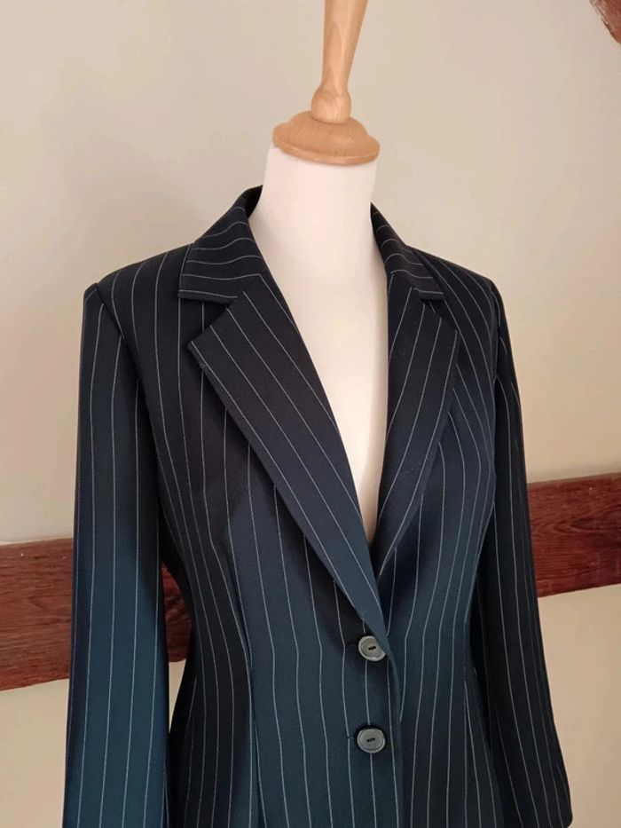 Ensemble tailleur blazer pantalon bleu marine rayures blanches - photo numéro 9