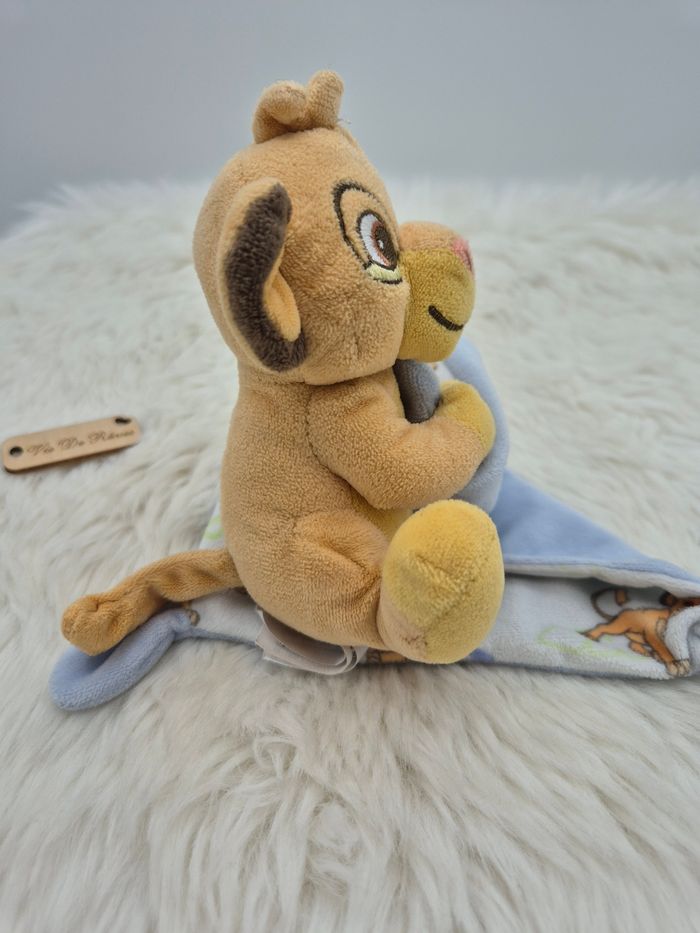 Doudou mouchoir Simba Le Roi Lion Disney feuille plume bleu clair - photo numéro 3