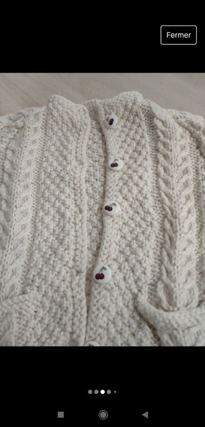Superbe Gilet écru en laine boutons cerises fait main 3/6 mois - photo numéro 3