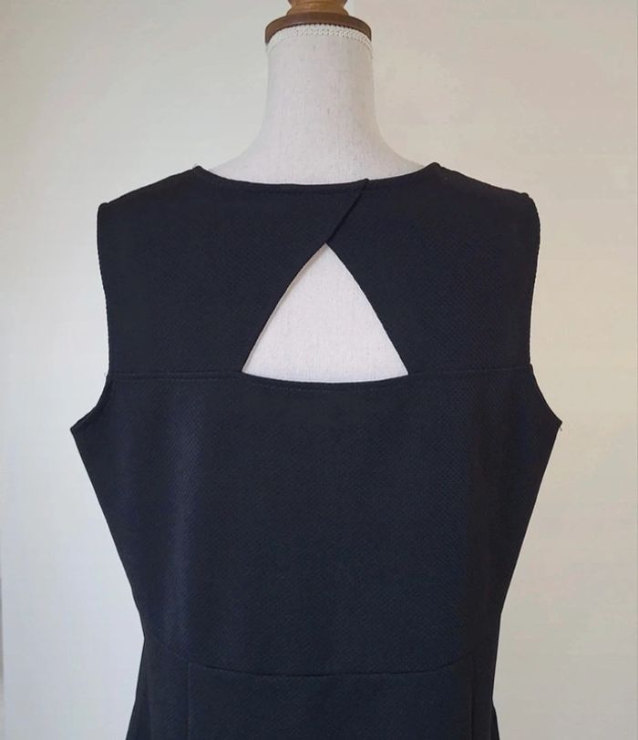 Robe noire sans manches avec boutons dorés M&S Mode Taille 46 - photo numéro 6