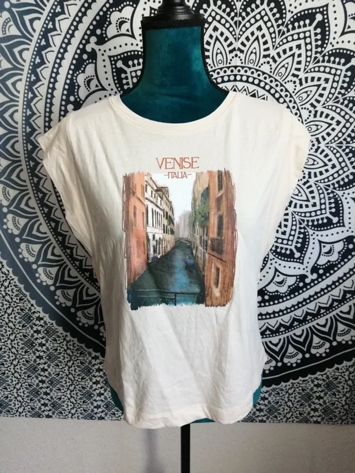 Tee-shirt beige épaules larges effet épaulettes avec photo venise / gémo / (M) - photo numéro 2