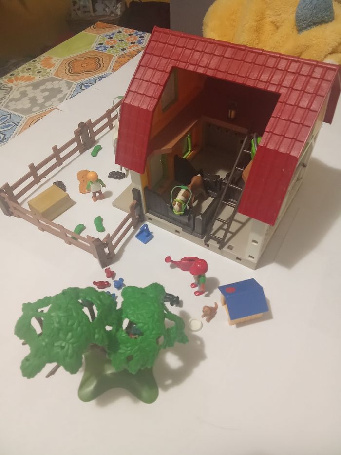 Écurie playmobil avec accessoires personnage et chevaux - photo numéro 4