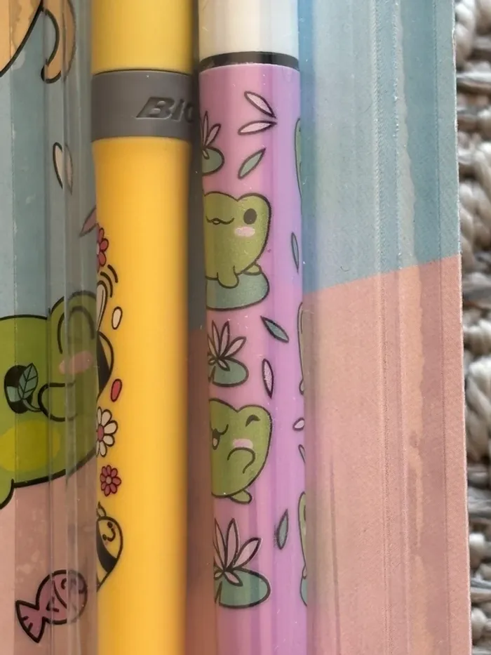 Lot stylo 4 couleurs et surligneur BIC - photo numéro 2