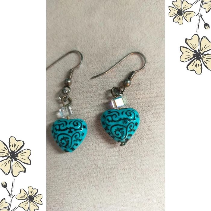 Boucles d’oreilles pendantes – cœur turquoise à motifs noirs - photo numéro 2
