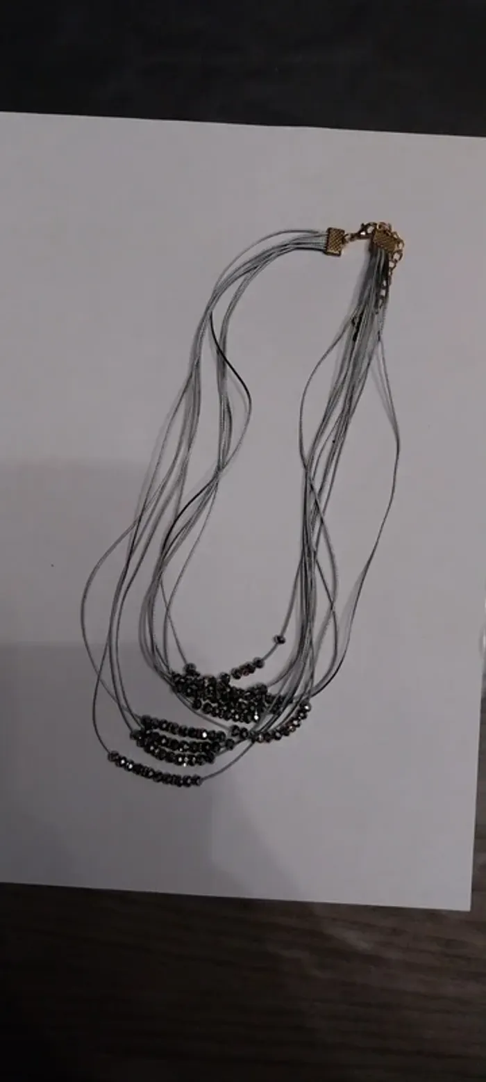 Collier fantaisie avec perles. Gris . Neuf - photo numéro 3