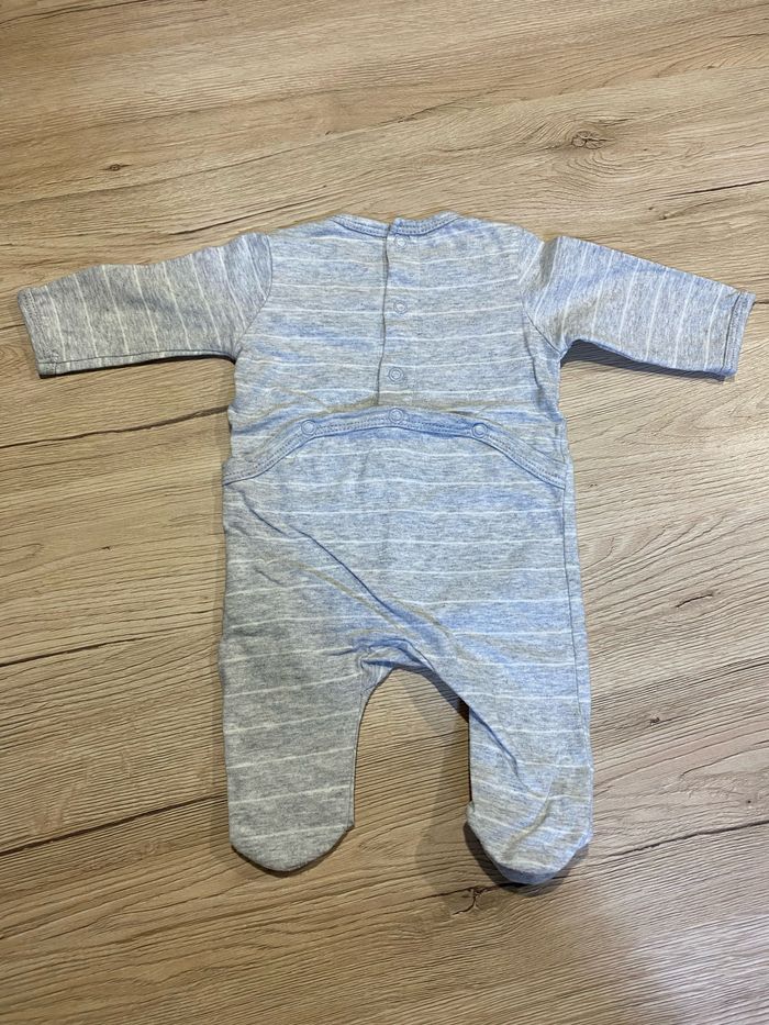 Pyjama léger gris à rayure blanches, Kiabi, 1 mois - photo numéro 2