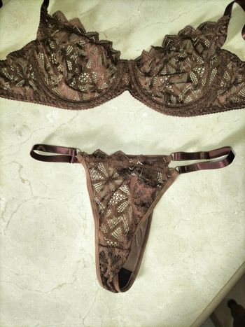 Ensemble lingerie en dentelle marron - balconnet et string