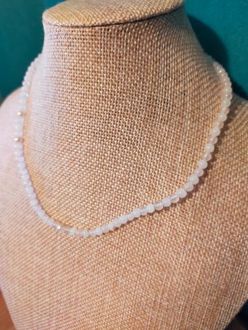 Collier perles blanches usées – Collection Reflets de Lavande