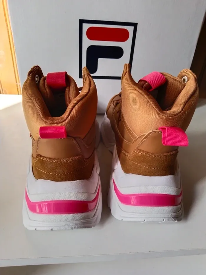 Jolie paire de baskets sneakers femme marque Fila pointure 38 - photo numéro 4