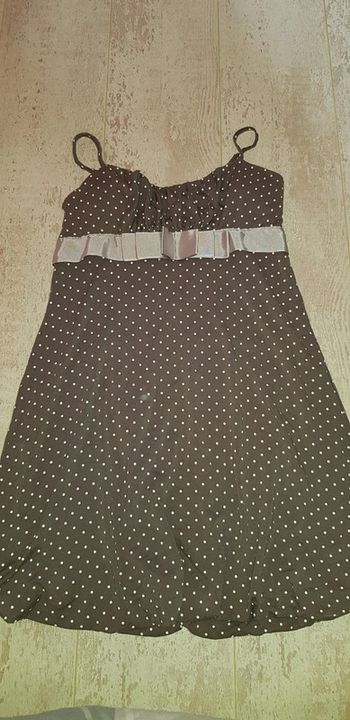 Robe grise à pois