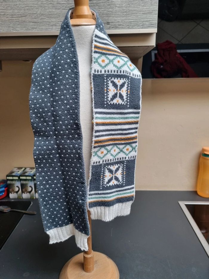 Écharpe bleue à motifs