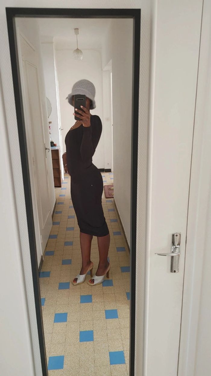 Petite robe noire gainante - photo numéro 2