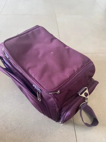 Sac à bandoulière violet, il y a quelques traces 42x24x24cm