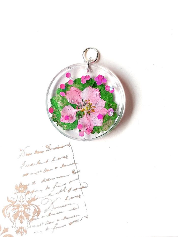 Magnifique pendentif en résine vert et rose - photo numéro 6