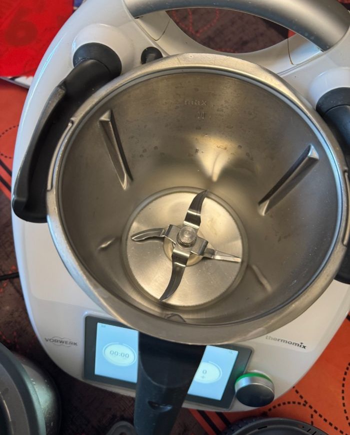 Thermomix TM6 blanc +2ème bol+ accessoires le tout en parfait état aucun défaut quelconque - photo numéro 3