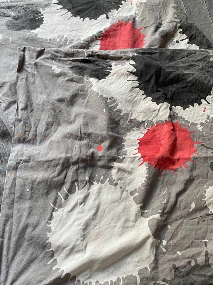 Drap housse 2 personnes gris et rouge avec 2 taies d'oreillers - photo numéro 2