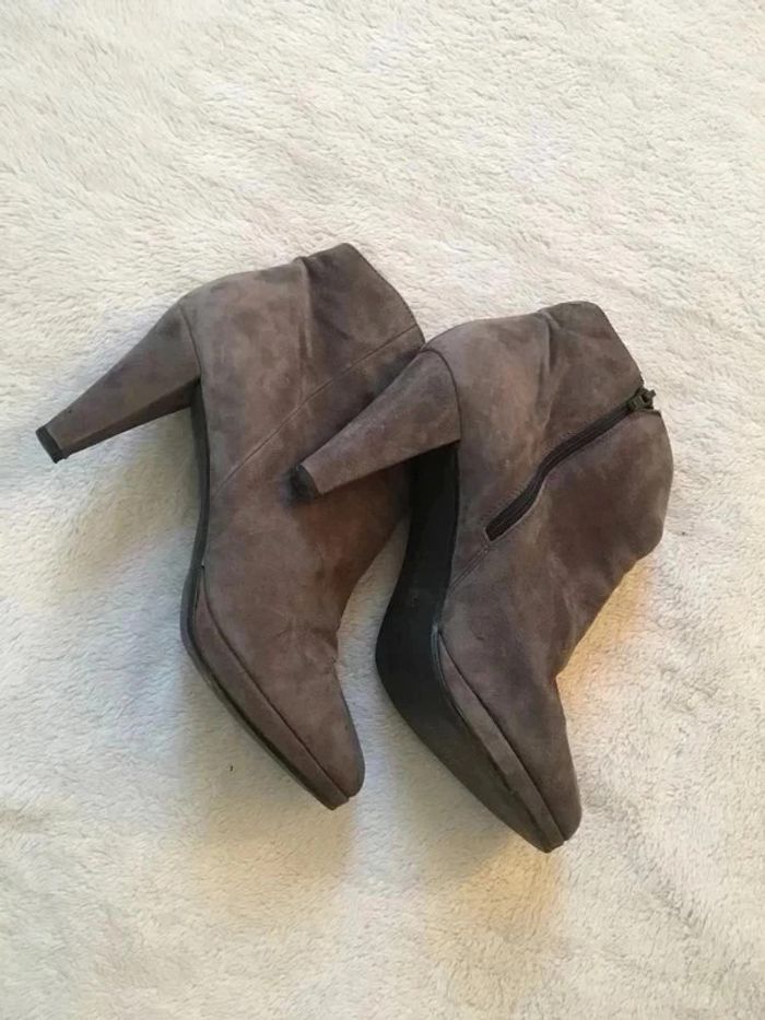 Bottines classes élégantes à talon fin en daim velours marron taupe gris - photo numéro 3