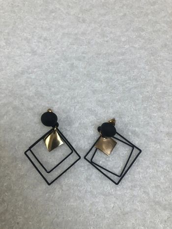 Boucles d’oreilles noires doré femme