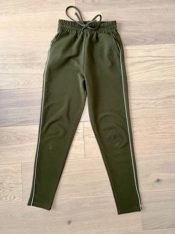 Pantalon kaki Jennyfer taille XS - coupe slim avec bandes latérales blanches