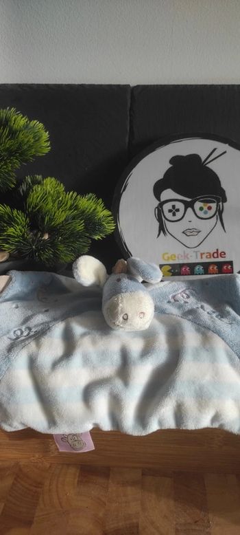 Doudou plat Ane Paco bleu blanc rayé confettis noukie's rayure