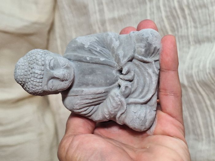 Petit bouddha Gautama gris décoration zen spirituel