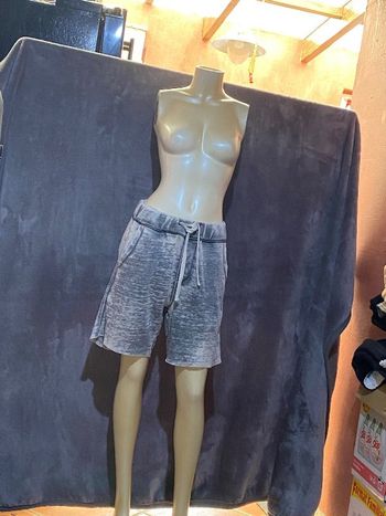 Short  long et large gris et blanc  undiz taille S