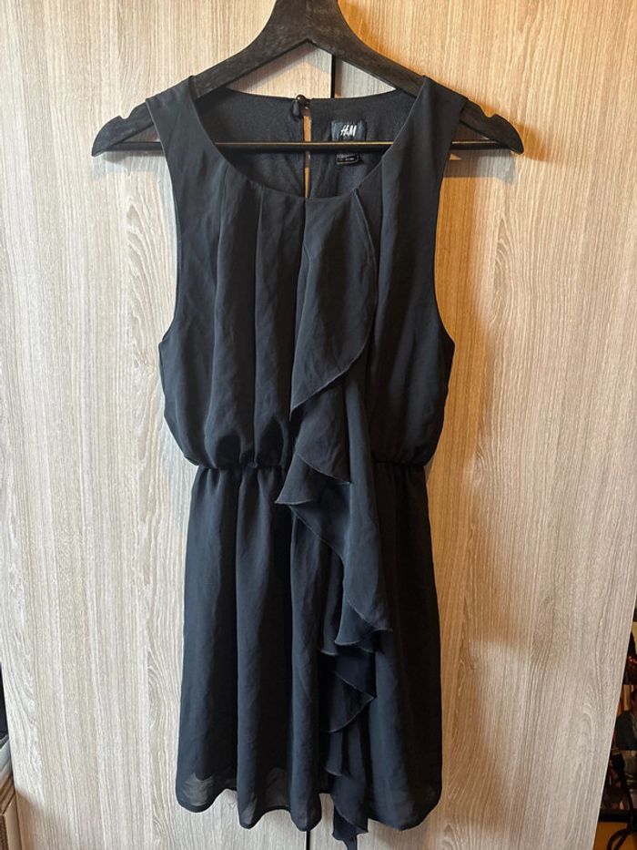 Petite robe noire courte à volants H&M