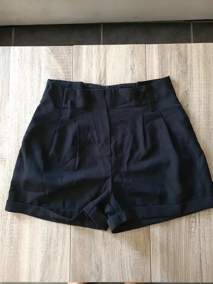 Short noir