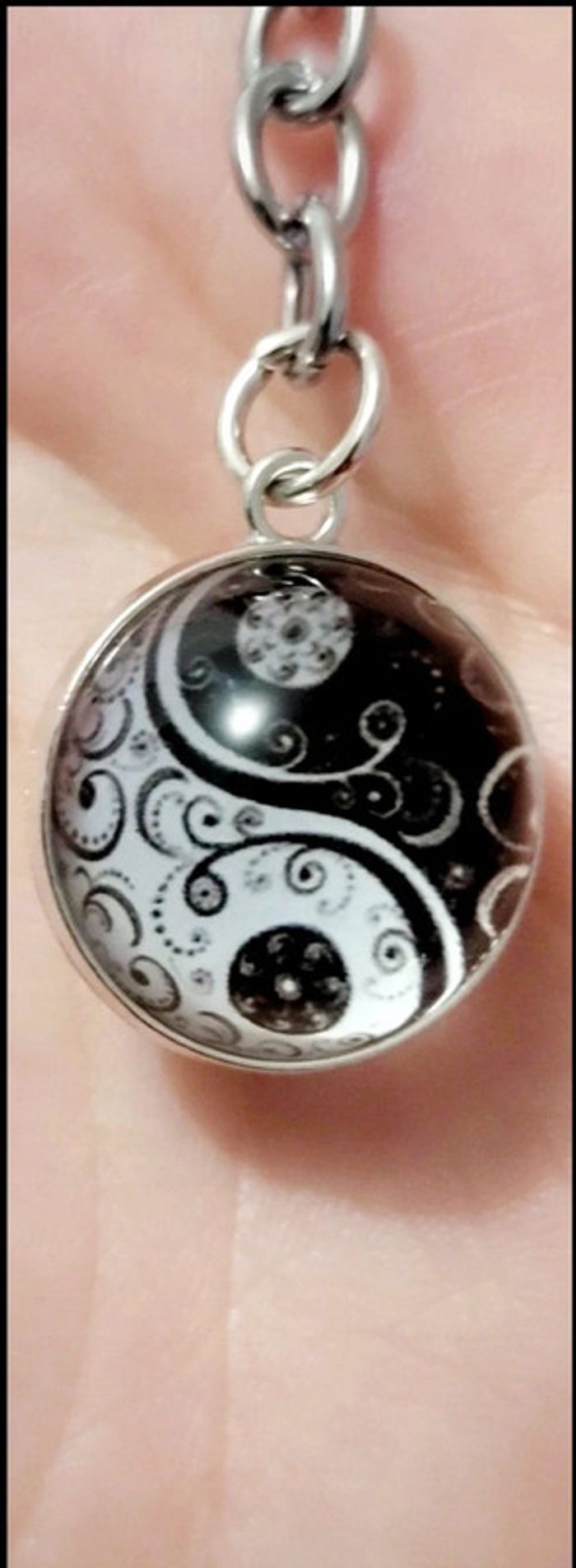 Porte-clés Yin Yang motif floral – Élégant et symbolique