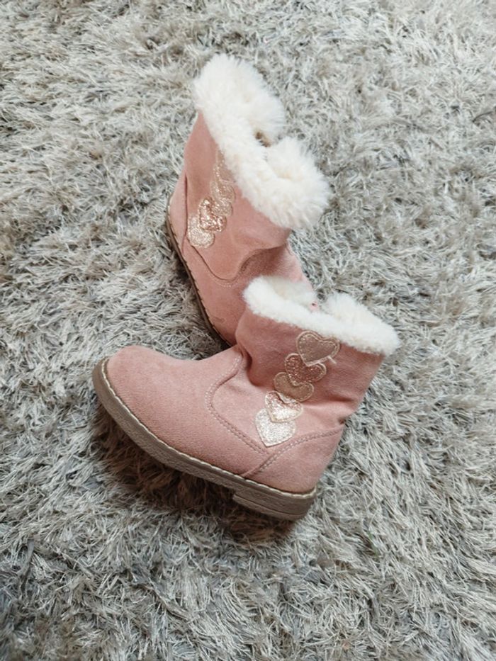 Bottes bébé fille couleur rose moumoute et cœur pointure 20