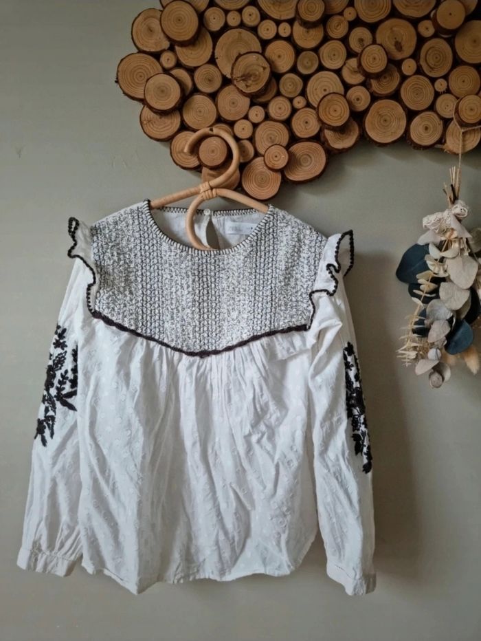 Tee shirt beige et blouse romantique 
Zara
Taille 9 ans - 134 cm
Excellent état - photo numéro 4