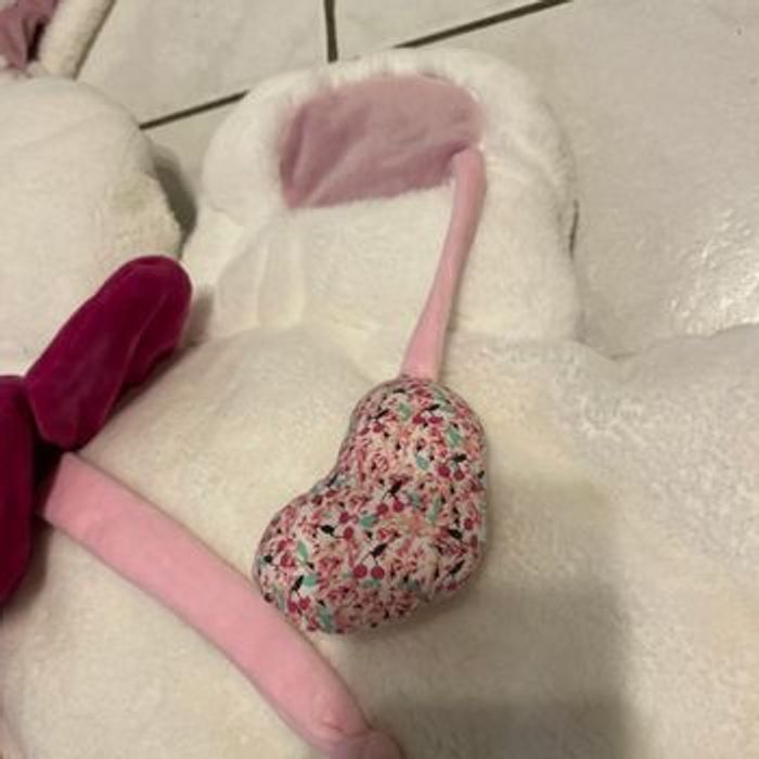 Tapis deveil blanc avec pattes fleuries et son doudou cerise assortis - photo numéro 3