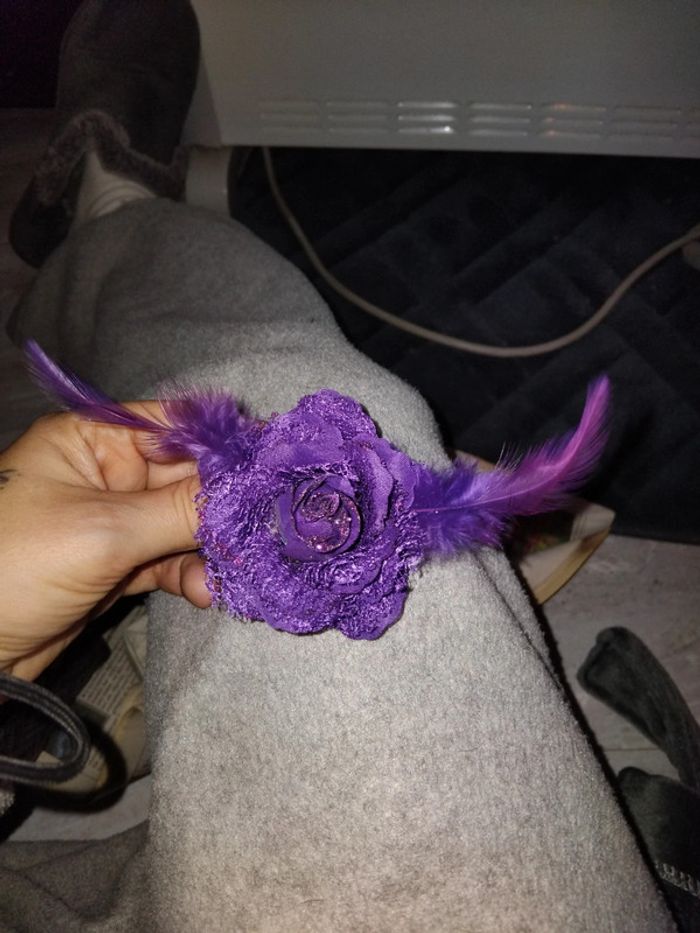 Pince crocodile violette avec plumes