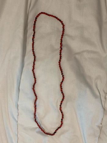 Collier rouge et noir